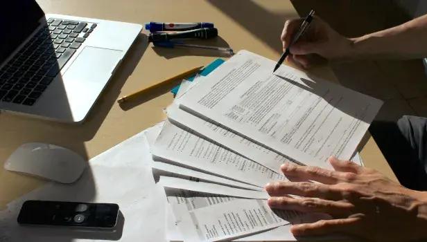 Manos escribiendo en un papel